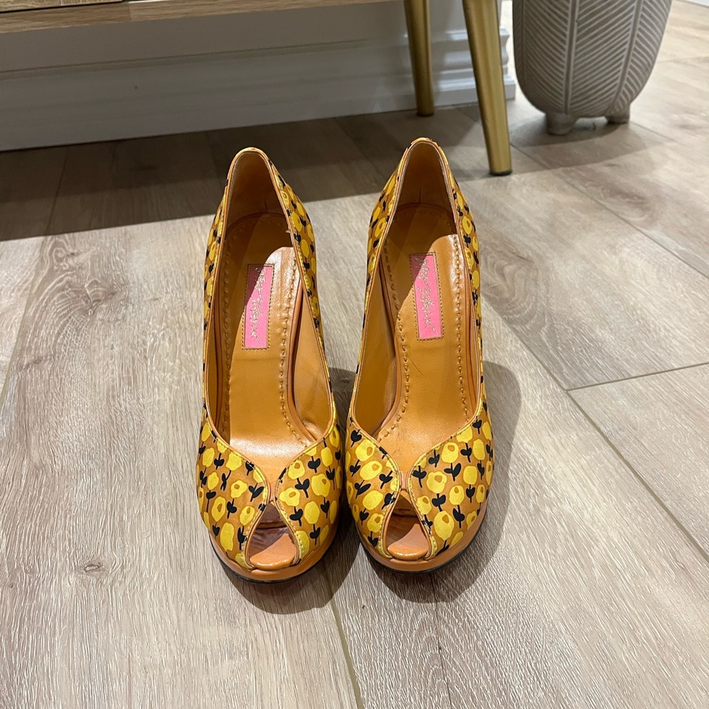 Betsey Johnson Yellow Floral Peep Toe Heels - Picture 2 of 3